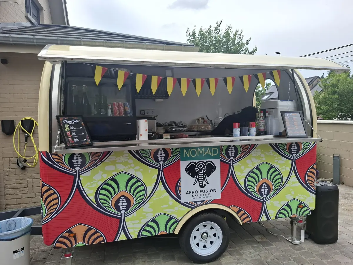 Le food truck Nomade Afro Fusion vu de profil